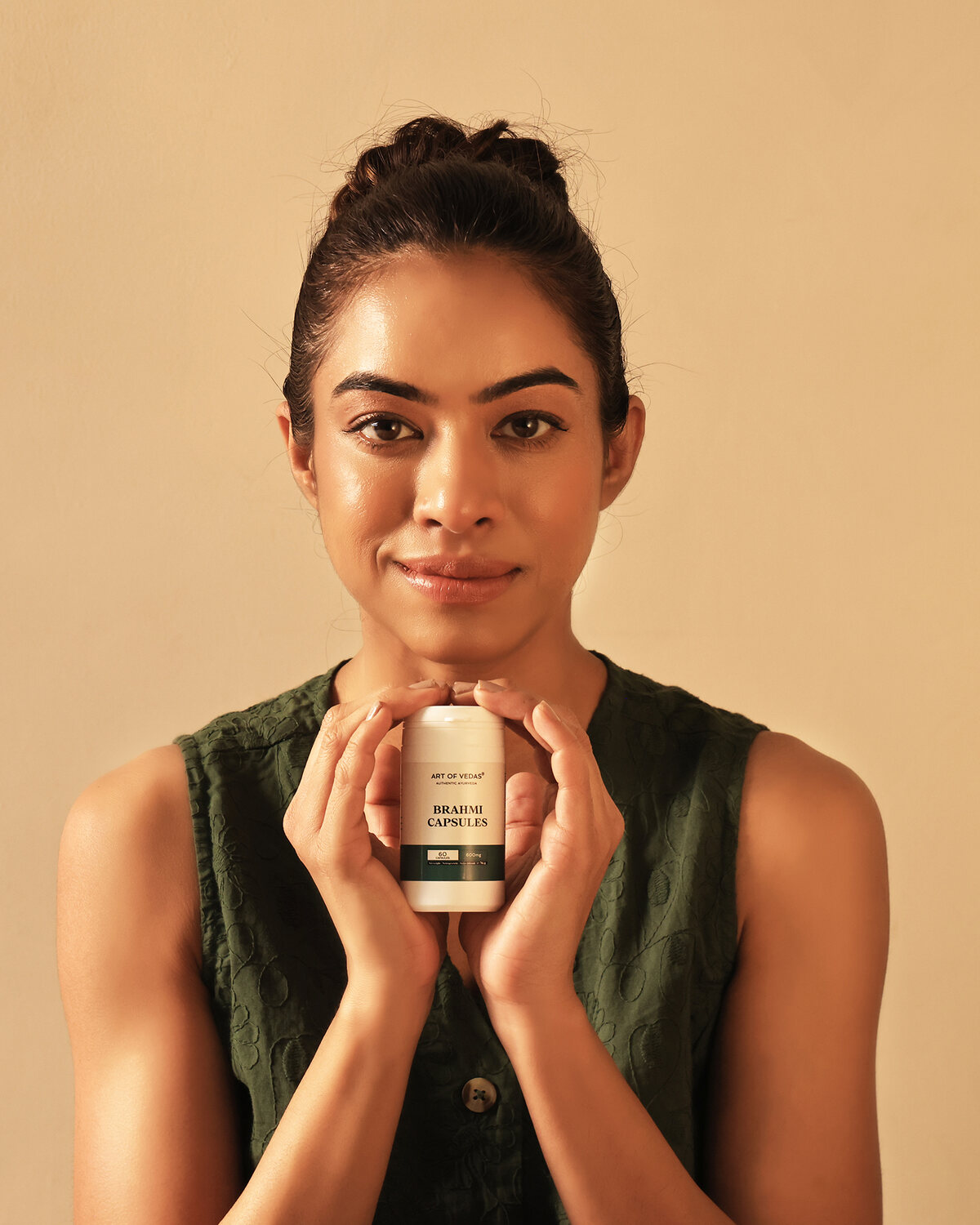 Art of Vedas Brahmi Capsules von einem Modell gehalten